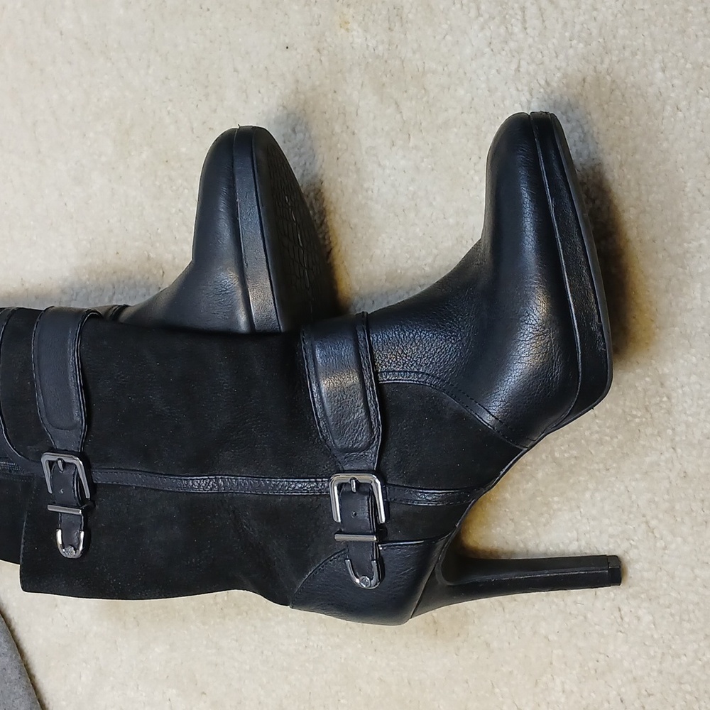 Antonio Melani women's black leather shin high boots. Size 7.5